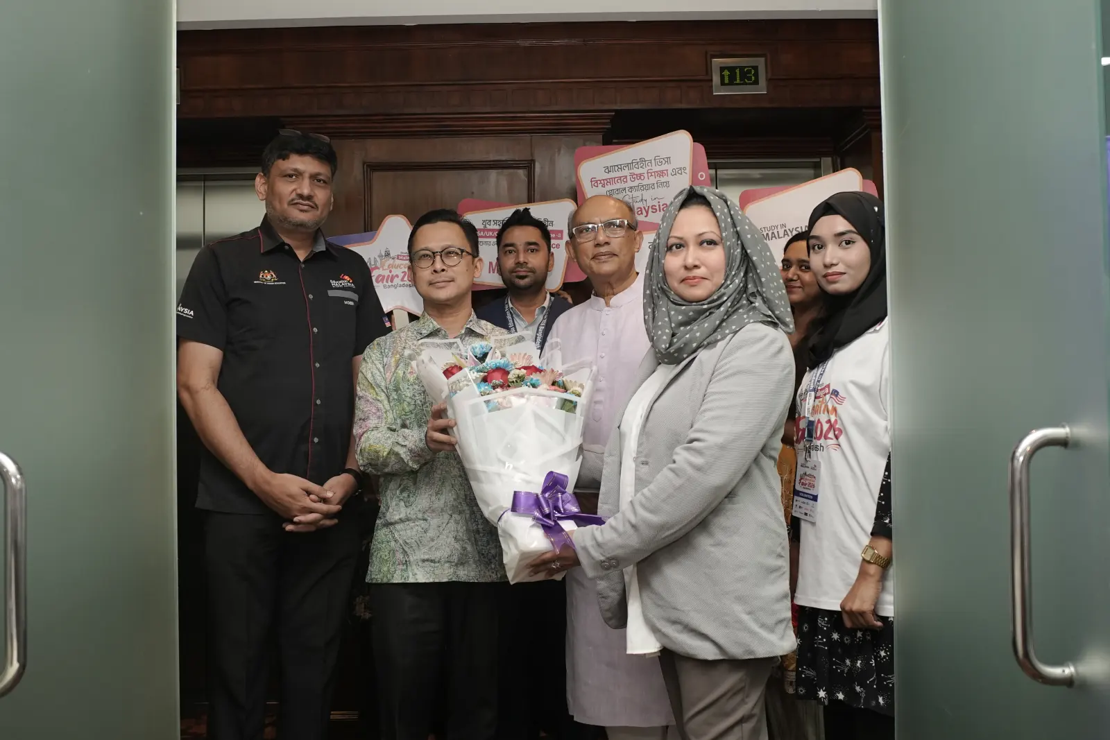 Knowledge Hub students and advisors